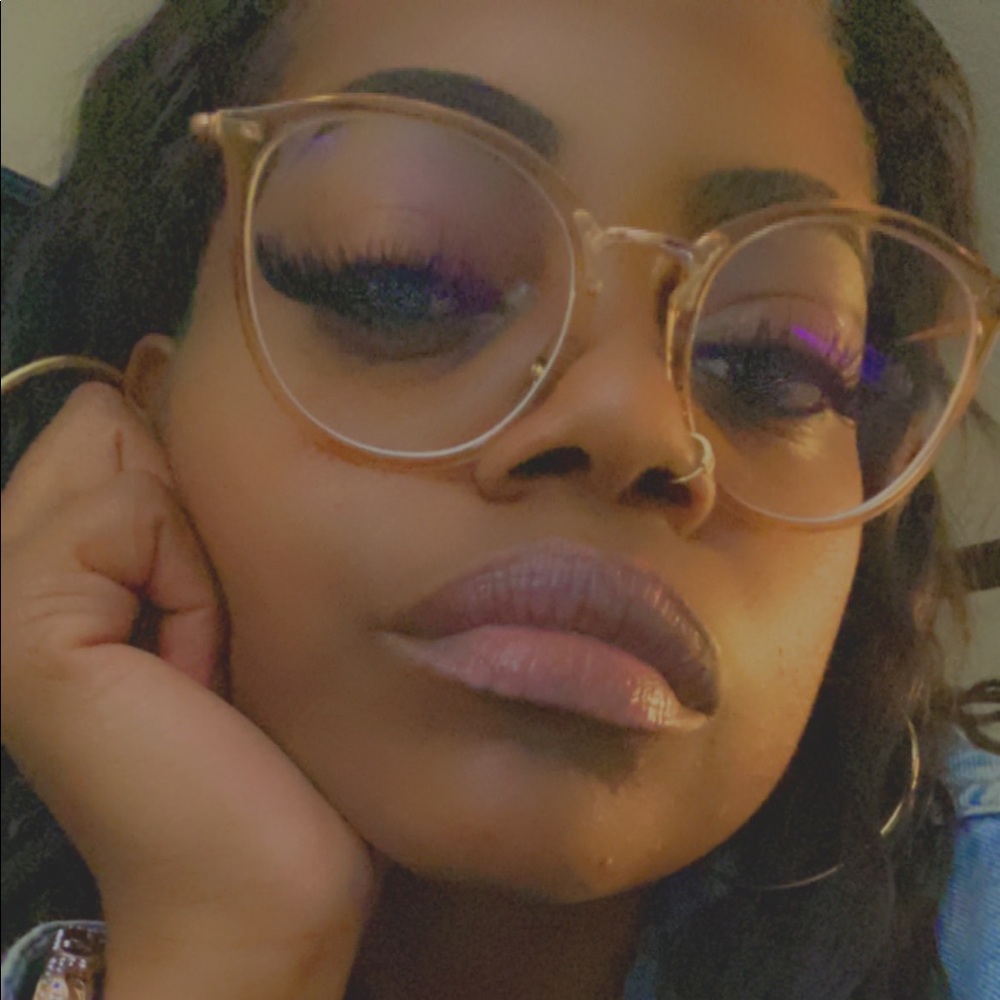 Meet your Posher, Dominique